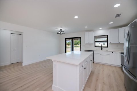 House in Port Charlotte, Florida 3 bedrooms, 117.61 sq.m. № 1734305 - photo 11