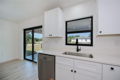 House in Port Charlotte, Florida 3 bedrooms, 117.61 sq.m. № 1734305 - photo 6