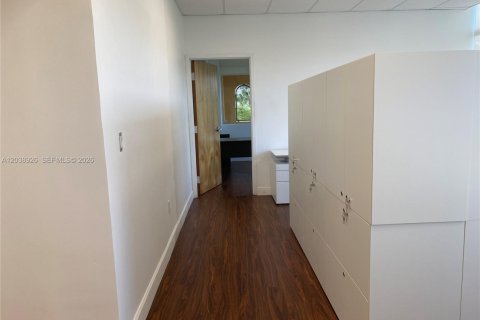 Propiedad comercial en venta en Coral Gables, Florida № 2085973 - foto 17