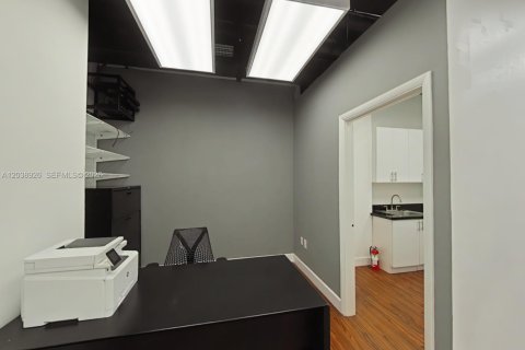 Propiedad comercial en venta en Coral Gables, Florida № 2085973 - foto 11