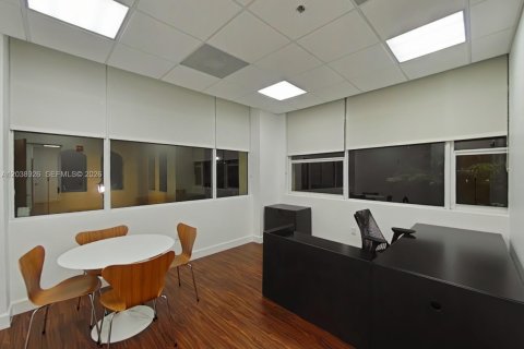 Propiedad comercial en venta en Coral Gables, Florida № 2085973 - foto 4