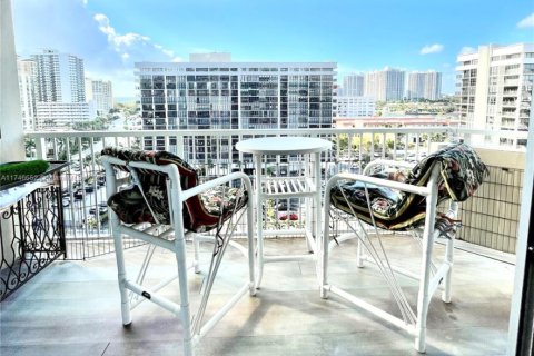 Condo in Hallandale Beach, Florida, 2 bedrooms  № 1939650 - photo 15