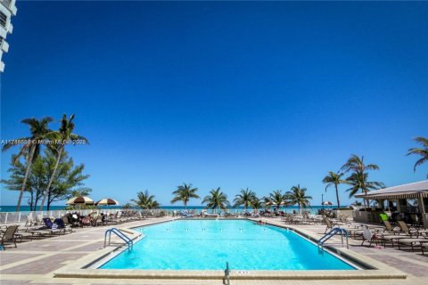 Condo in Hallandale Beach, Florida, 2 bedrooms  № 1939650 - photo 18
