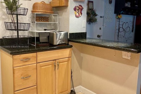 Condo in Hallandale Beach, Florida, 2 bedrooms  № 1939650 - photo 5