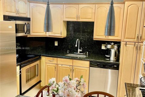 Condo in Hallandale Beach, Florida, 2 bedrooms  № 1939650 - photo 1