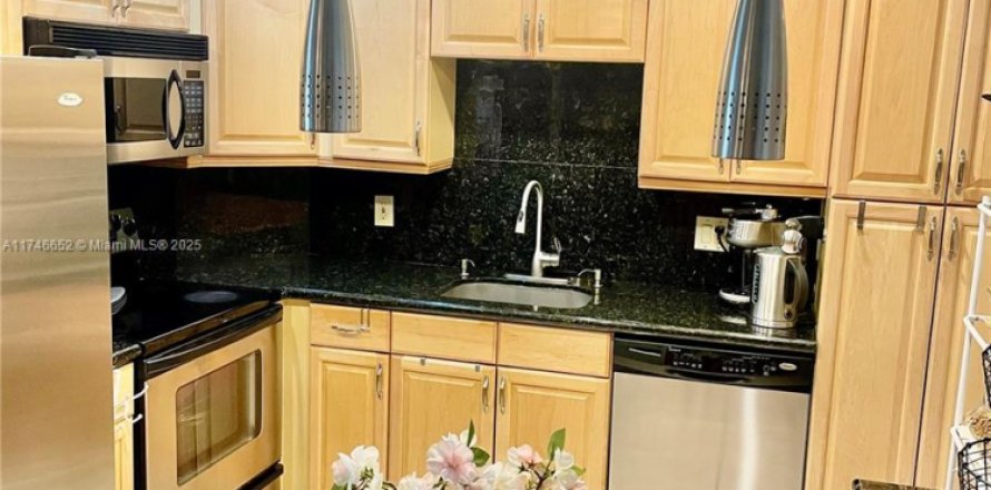 Condo in Hallandale Beach, Florida, 2 bedrooms  № 1939650