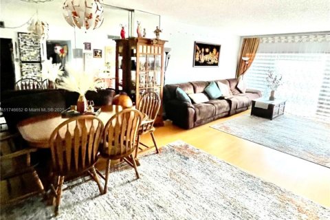 Condo in Hallandale Beach, Florida, 2 bedrooms  № 1939650 - photo 9