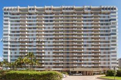 Condo in Hallandale Beach, Florida, 2 bedrooms  № 1939650 - photo 16