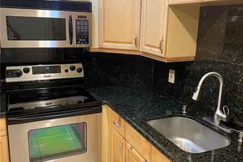 Condo in Hallandale Beach, Florida, 2 bedrooms  № 1939650 - photo 4