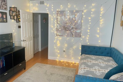 Condo in Hallandale Beach, Florida, 2 bedrooms  № 1939650 - photo 12