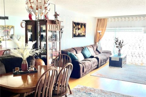 Condo in Hallandale Beach, Florida, 2 bedrooms  № 1939650 - photo 8