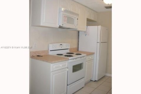 Снять в аренду виллу или дом в Холливуд, Флорида 3 спальни, № 1977106 - фото 2