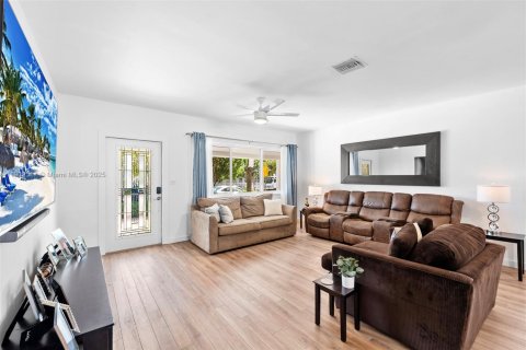 Villa ou maison à vendre à Miami Beach, Floride: 4 chambres, 197.6 m2 № 2059813 - photo 18