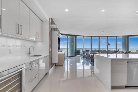 Condominio en venta en Fort Lauderdale, Florida, 3 dormitorios, 246.93 m2 № 2039942 - foto 5