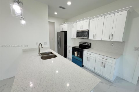 House in Cape Coral, Florida 3 bedrooms, 156.63 sq.m. № 1848783 - photo 8