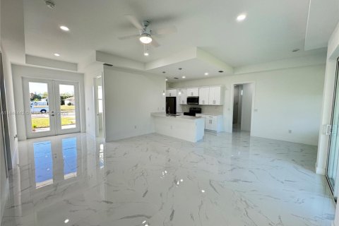 House in Cape Coral, Florida 3 bedrooms, 156.63 sq.m. № 1848783 - photo 7