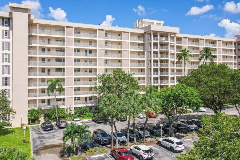Condo in Pompano Beach, Florida, 2 bedrooms  № 952178 - photo 1