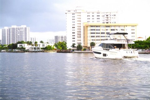 Condo in Hallandale Beach, Florida, 1 bedroom  № 2029265 - photo 3