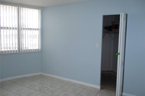 Condo in Hallandale Beach, Florida, 1 bedroom  № 2029265 - photo 12