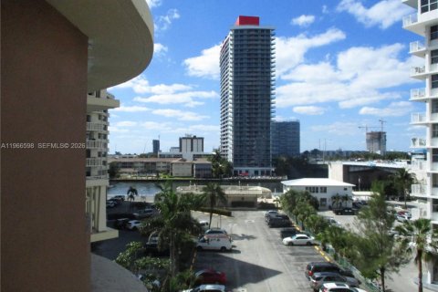 Condominio en venta en Hallandale Beach, Florida, 1 dormitorio, 62.89 m2 № 2029265 - foto 20