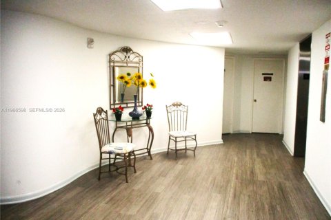 Condo in Hallandale Beach, Florida, 1 bedroom  № 2029265 - photo 2