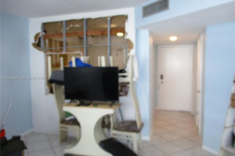 Condo in Hallandale Beach, Florida, 1 bedroom  № 2029265 - photo 9