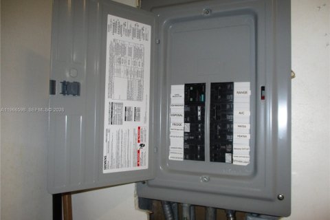 Condominio en venta en Hallandale Beach, Florida, 1 dormitorio, 62.89 m2 № 2029265 - foto 17