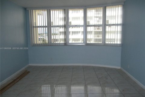 Condo in Hallandale Beach, Florida, 1 bedroom  № 2029265 - photo 11