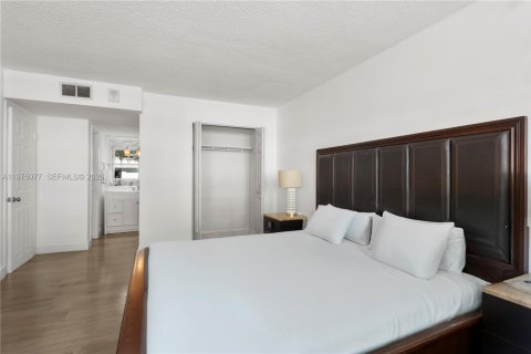 Condo in North Miami Beach, Florida, 2 bedrooms  № 2044685 - photo 8