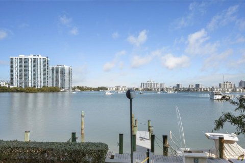 Condominio en North Miami Beach, Florida, 2 dormitorios  № 2044685