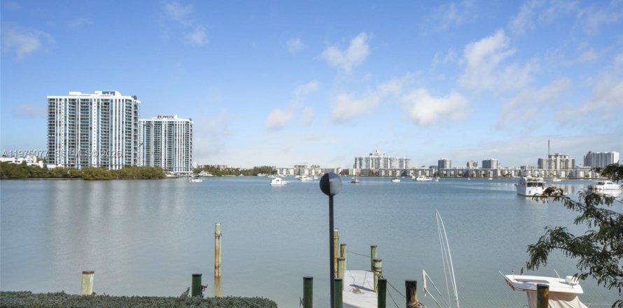 Condo in North Miami Beach, Florida, 2 bedrooms  № 2044685