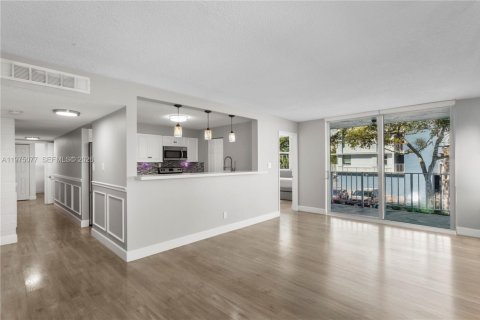 Condo in North Miami Beach, Florida, 2 bedrooms  № 2044685 - photo 15