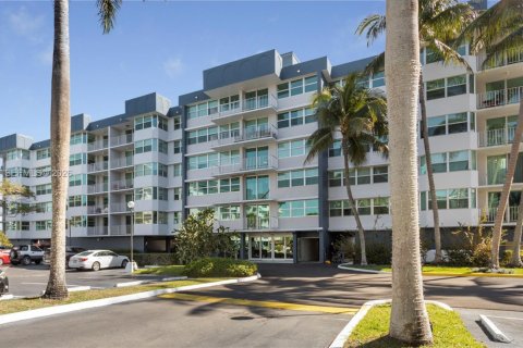 Condo in North Miami Beach, Florida, 2 bedrooms  № 2044685 - photo 21