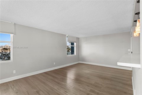 Condo in North Miami Beach, Florida, 2 bedrooms  № 2044685 - photo 17