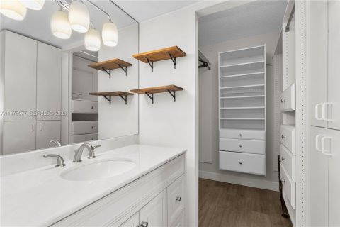Condo in North Miami Beach, Florida, 2 bedrooms  № 2044685 - photo 9