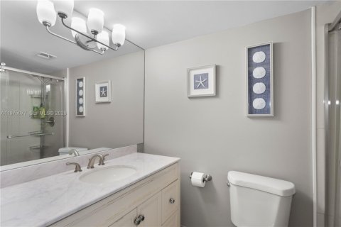 Condo in North Miami Beach, Florida, 2 bedrooms  № 2044685 - photo 12