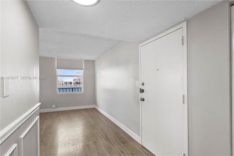Condo in North Miami Beach, Florida, 2 bedrooms  № 2044685 - photo 19