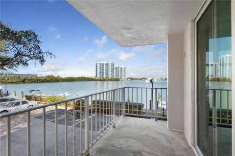 Condo in North Miami Beach, Florida, 2 bedrooms  № 2044685 - photo 3