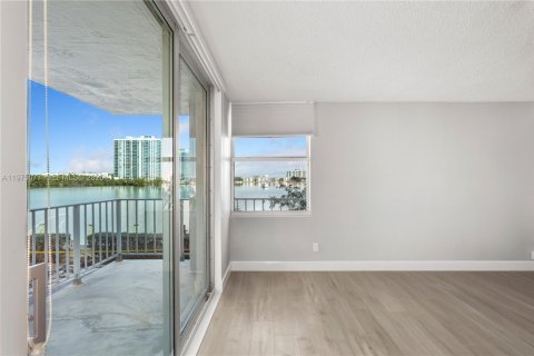 Condo in North Miami Beach, Florida, 2 bedrooms  № 2044685 - photo 18