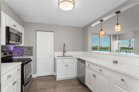 Condo in North Miami Beach, Florida, 2 bedrooms  № 2044685 - photo 14