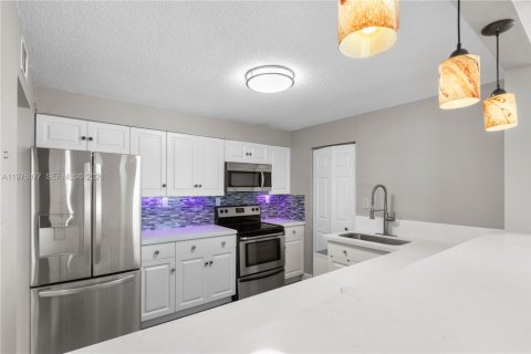 Condo in North Miami Beach, Florida, 2 bedrooms  № 2044685 - photo 16