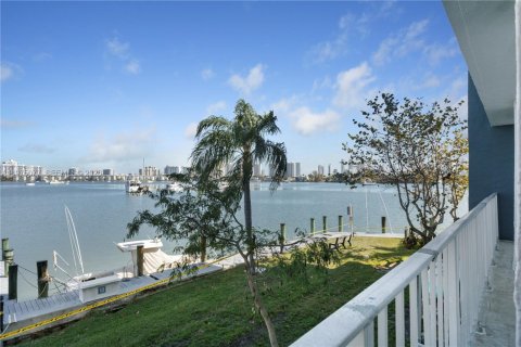 Condo in North Miami Beach, Florida, 2 bedrooms  № 2044685 - photo 2