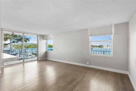 Condo in North Miami Beach, Florida, 2 bedrooms  № 2044685 - photo 20