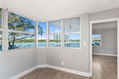 Condo in North Miami Beach, Florida, 2 bedrooms  № 2044685 - photo 4