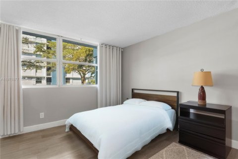 Condo in North Miami Beach, Florida, 2 bedrooms  № 2044685 - photo 13