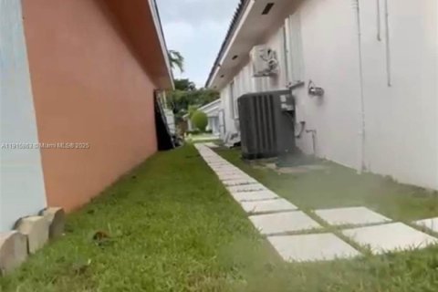 Villa ou maison à vendre à Miami, Floride: 3 chambres, 161 m2 № 2016678 - photo 21