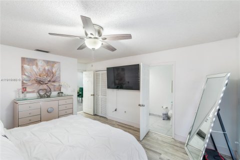 Villa ou maison à vendre à Miami, Floride: 3 chambres, 161 m2 № 2016678 - photo 13