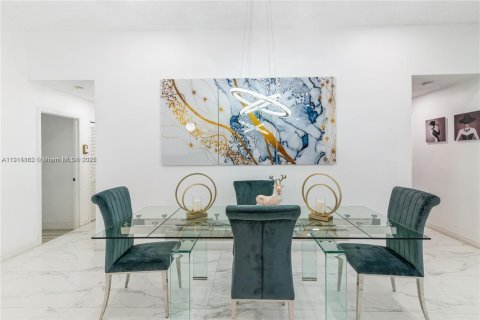 Villa ou maison à vendre à Miami, Floride: 3 chambres, 161 m2 № 2016678 - photo 3