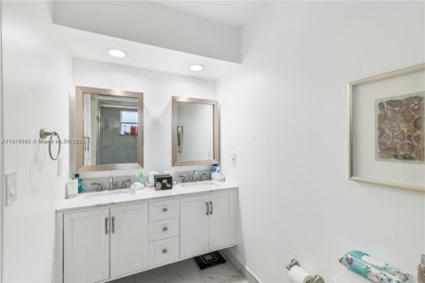 Villa ou maison à vendre à Miami, Floride: 3 chambres, 161 m2 № 2016678 - photo 15