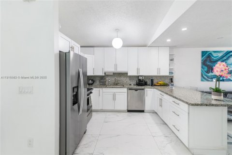 Villa ou maison à vendre à Miami, Floride: 3 chambres, 161 m2 № 2016678 - photo 4